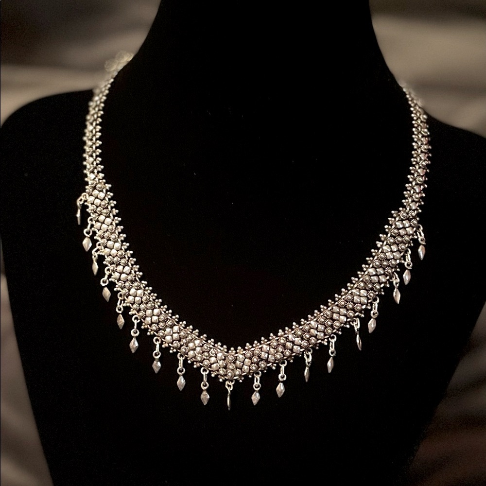 ELEGANT DETAILED NECKLACE